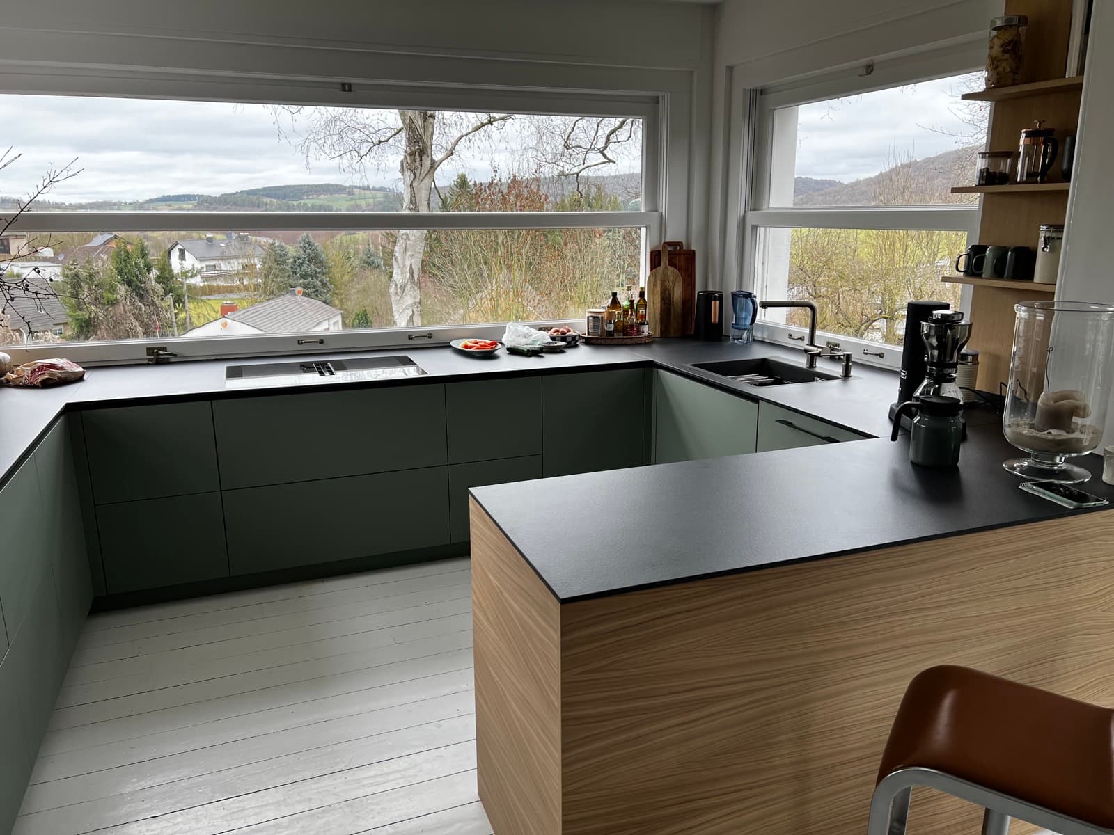 U-Küche in Salbeigrün mit Holz-Halbinsel